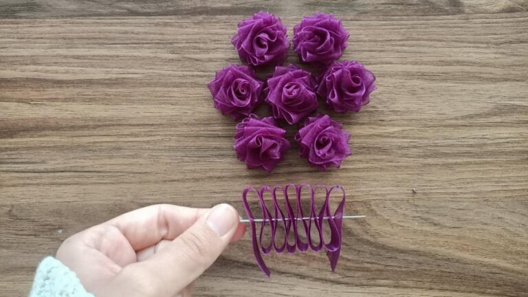 Cette technique méconnue pour créer des fleurs en ruban va vous émerveiller…