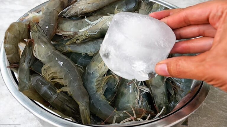 Cette astuce révolutionnaire pour éplucher les crevettes va vous surprendre…