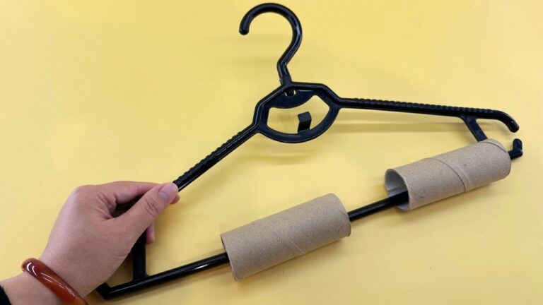 12 astuces incroyables avec des cintres pour simplifier votre quotidien !