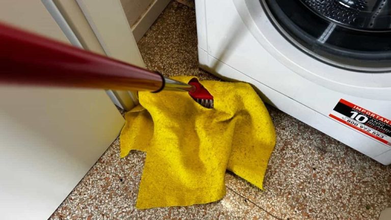 Comment nettoyer facilement sous votre machine à laver et votre réfrigérateur