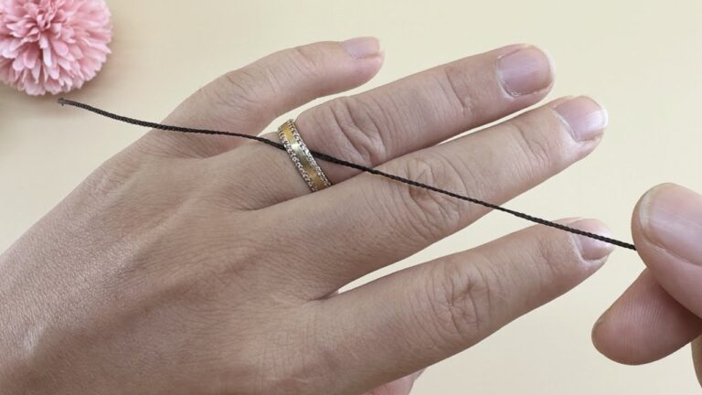 Découvrez 5 astuces pratiques pour retirer une bague coincée facilement !