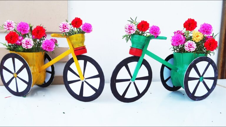 Transformez 5 bouteilles en plastique en pots fleuris sur votre bureau !